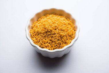 Aloo Bhujiya veya Patates Bhujia da Namkeen sev olarak da bilinir. Popüler Bikaneri tarifi bir kase veya tabakta servis edilir. seçici odaklama