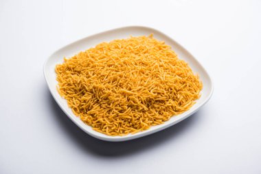 Aloo Bhujiya veya Patates Bhujia da Namkeen sev olarak da bilinir. Popüler Bikaneri tarifi bir kase veya tabakta servis edilir. seçici odaklama