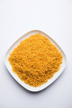 Aloo Bhujiya veya Patates Bhujia da Namkeen sev olarak da bilinir. Popüler Bikaneri tarifi bir kase veya tabakta servis edilir. seçici odaklama