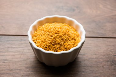 Aloo Bhujiya veya Patates Bhujia da Namkeen sev olarak da bilinir. Popüler Bikaneri tarifi bir kase veya tabakta servis edilir. seçici odaklama