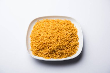 Aloo Bhujiya veya Patates Bhujia da Namkeen sev olarak da bilinir. Popüler Bikaneri tarifi bir kase veya tabakta servis edilir. seçici odaklama