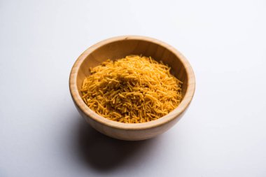 Aloo Bhujiya veya Patates Bhujia da Namkeen sev olarak da bilinir. Popüler Bikaneri tarifi bir kase veya tabakta servis edilir. seçici odaklama