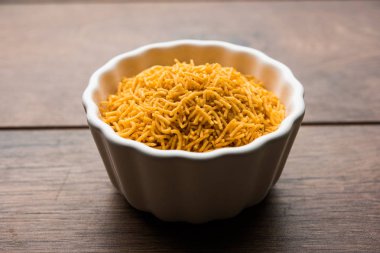 Aloo Bhujiya veya Patates Bhujia da Namkeen sev olarak da bilinir. Popüler Bikaneri tarifi bir kase veya tabakta servis edilir. seçici odaklama