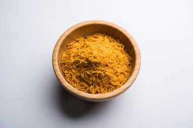 Aloo Bhujiya veya Patates Bhujia da Namkeen sev olarak da bilinir. Popüler Bikaneri tarifi bir kase veya tabakta servis edilir. seçici odaklama