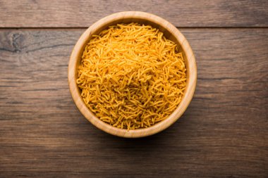 Aloo Bhujiya veya Patates Bhujia da Namkeen sev olarak da bilinir. Popüler Bikaneri tarifi bir kase veya tabakta servis edilir. seçici odaklama