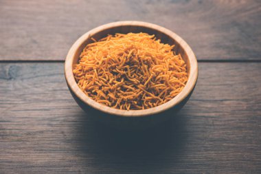 Aloo Bhujiya veya Patates Bhujia da Namkeen sev olarak da bilinir. Popüler Bikaneri tarifi bir kase veya tabakta servis edilir. seçici odaklama