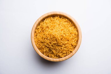 Aloo Bhujiya veya Patates Bhujia da Namkeen sev olarak da bilinir. Popüler Bikaneri tarifi bir kase veya tabakta servis edilir. seçici odaklama