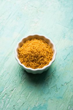 Aloo Bhujiya veya Patates Bhujia da Namkeen sev olarak da bilinir. Popüler Bikaneri tarifi bir kase veya tabakta servis edilir. seçici odaklama