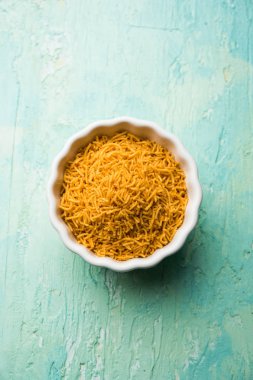 Aloo Bhujiya veya Patates Bhujia da Namkeen sev olarak da bilinir. Popüler Bikaneri tarifi bir kase veya tabakta servis edilir. seçici odaklama