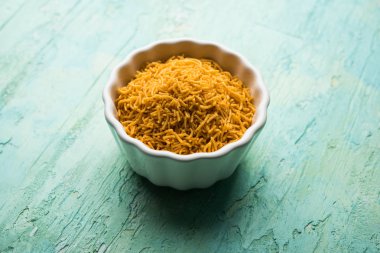 Aloo Bhujiya veya Patates Bhujia da Namkeen sev olarak da bilinir. Popüler Bikaneri tarifi bir kase veya tabakta servis edilir. seçici odaklama