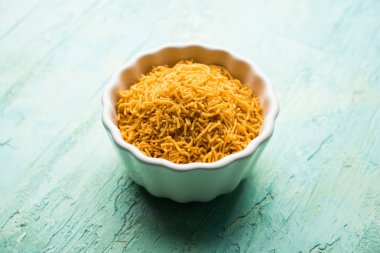 Aloo Bhujiya veya Patates Bhujia da Namkeen sev olarak da bilinir. Popüler Bikaneri tarifi bir kase veya tabakta servis edilir. seçici odaklama