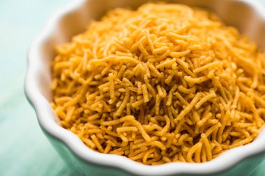 Aloo Bhujiya veya Patates Bhujia da Namkeen sev olarak da bilinir. Popüler Bikaneri tarifi bir kase veya tabakta servis edilir. seçici odaklama