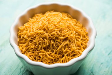 Aloo Bhujiya veya Patates Bhujia da Namkeen sev olarak da bilinir. Popüler Bikaneri tarifi bir kase veya tabakta servis edilir. seçici odaklama