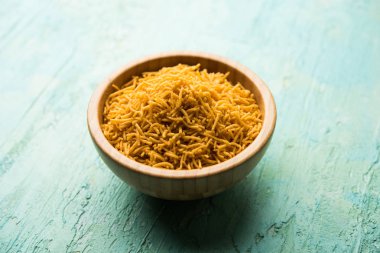 Aloo Bhujiya veya Patates Bhujia da Namkeen sev olarak da bilinir. Popüler Bikaneri tarifi bir kase veya tabakta servis edilir. seçici odaklama