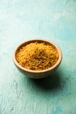 Aloo Bhujiya veya Patates Bhujia da Namkeen sev olarak da bilinir. Popüler Bikaneri tarifi bir kase veya tabakta servis edilir. seçici odaklama