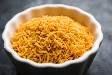 Aloo Bhujiya veya Patates Bhujia da Namkeen sev olarak da bilinir. Popüler Bikaneri tarifi bir kase veya tabakta servis edilir. seçici odaklama