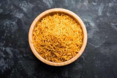 Aloo Bhujiya veya Patates Bhujia da Namkeen sev olarak da bilinir. Popüler Bikaneri tarifi bir kase veya tabakta servis edilir. seçici odaklama