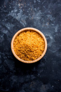 Aloo Bhujiya veya Patates Bhujia da Namkeen sev olarak da bilinir. Popüler Bikaneri tarifi bir kase veya tabakta servis edilir. seçici odaklama