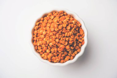 Kızarmış ve Baharatlı Chana Dal Masala popüler bir Chakna tarifi. bir kase de servis edilir. seçici odaklama