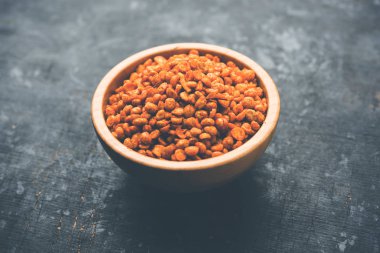 Kızarmış ve Baharatlı Chana Dal Masala popüler bir Chakna tarifi. bir kase de servis edilir. seçici odaklama