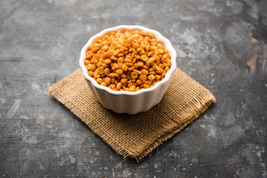 Kızarmış ve Baharatlı Chana Dal Masala popüler bir Chakna tarifi. bir kase de servis edilir. seçici odaklama