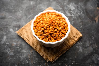 Kızarmış ve Baharatlı Chana Dal Masala popüler bir Chakna tarifi. bir kase de servis edilir. seçici odaklama