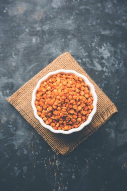 Kızarmış ve Baharatlı Chana Dal Masala popüler bir Chakna tarifi. bir kase de servis edilir. seçici odaklama