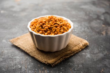 Kızarmış ve Baharatlı Chana Dal Masala popüler bir Chakna tarifi. bir kase de servis edilir. seçici odaklama