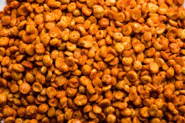 Kızarmış ve Baharatlı Chana Dal Masala popüler bir Chakna tarifi. bir kase de servis edilir. seçici odaklama