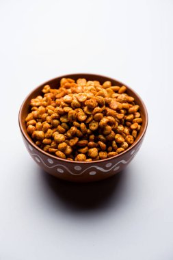 Kızarmış ve Baharatlı Chana Dal Masala popüler bir Chakna tarifi. bir kase de servis edilir. seçici odaklama