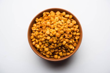 Kızarmış ve Baharatlı Chana Dal Masala popüler bir Chakna tarifi. bir kase de servis edilir. seçici odaklama