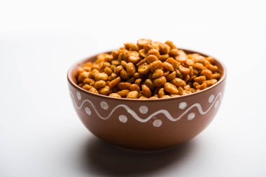 Kızarmış ve Baharatlı Chana Dal Masala popüler bir Chakna tarifi. bir kase de servis edilir. seçici odaklama