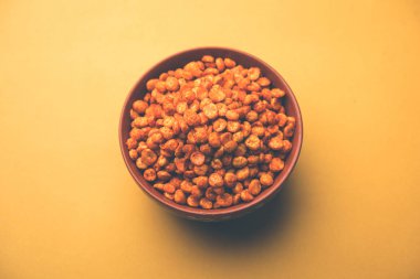 Kızarmış ve Baharatlı Chana Dal Masala popüler bir Chakna tarifi. bir kase de servis edilir. seçici odaklama