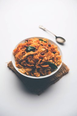 Mısır gevreği Chivda ya da fındık ve kaju ile doldurulmuş Corn Chiwda. Bir kasede servis edildi. seçici odak