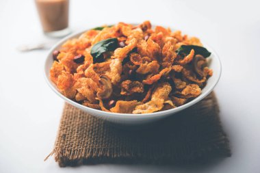 Cornflake Chivda / Mısır Chiwda fıstık ve Kaju ile yüklü. Bir kasede servis edilir. seçici odaklama