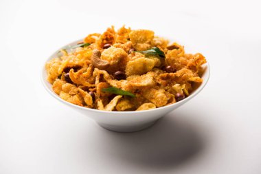 Cornflake Chivda / Mısır Chiwda fıstık ve Kaju ile yüklü. Bir kasede servis edilir. seçici odaklama
