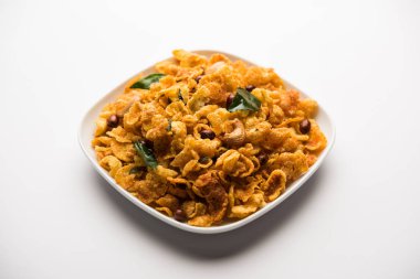 Cornflake Chivda / Mısır Chiwda fıstık ve Kaju ile yüklü. Bir kasede servis edilir. seçici odaklama