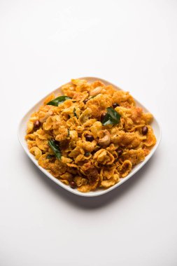 Cornflake Chivda / Mısır Chiwda fıstık ve Kaju ile yüklü. Bir kasede servis edilir. seçici odaklama