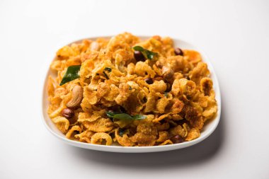 Cornflake Chivda / Mısır Chiwda fıstık ve Kaju ile yüklü. Bir kasede servis edilir. seçici odaklama