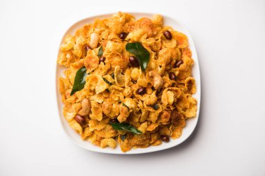 Cornflake Chivda / Mısır Chiwda fıstık ve Kaju ile yüklü. Bir kasede servis edilir. seçici odaklama