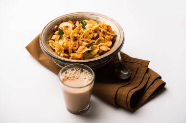 Cornflake Chivda / Mısır Chiwda fıstık ve Kaju ile yüklü. Bir kasede servis edilir. seçici odaklama