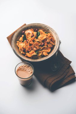 Cornflake Chivda / Mısır Chiwda fıstık ve Kaju ile yüklü. Bir kasede servis edilir. seçici odaklama
