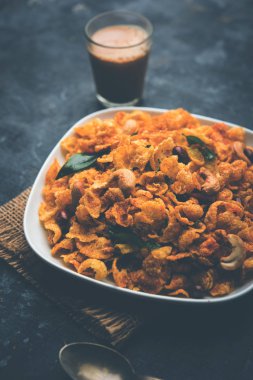Cornflake Chivda / Mısır Chiwda fıstık ve Kaju ile yüklü. Bir kasede servis edilir. seçici odaklama