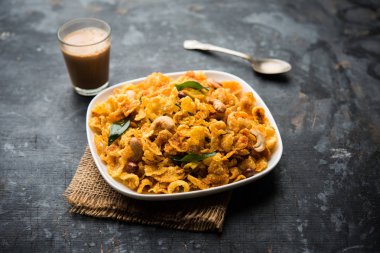Cornflake Chivda / Mısır Chiwda fıstık ve Kaju ile yüklü. Bir kasede servis edilir. seçici odaklama