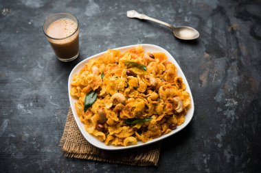 Cornflake Chivda / Mısır Chiwda fıstık ve Kaju ile yüklü. Bir kasede servis edilir. seçici odaklama