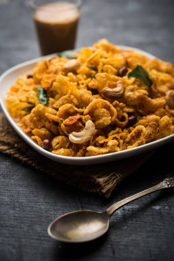 Cornflake Chivda / Mısır Chiwda fıstık ve Kaju ile yüklü. Bir kasede servis edilir. seçici odaklama