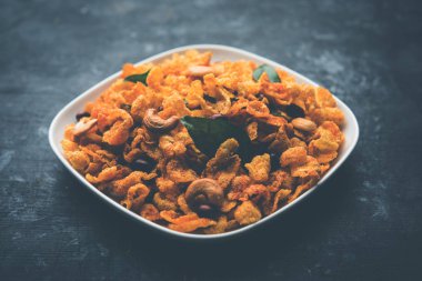 Cornflake Chivda / Mısır Chiwda fıstık ve Kaju ile yüklü. Bir kasede servis edilir. seçici odaklama