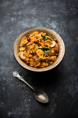 Cornflake Chivda / Mısır Chiwda fıstık ve Kaju ile yüklü. Bir kasede servis edilir. seçici odaklama