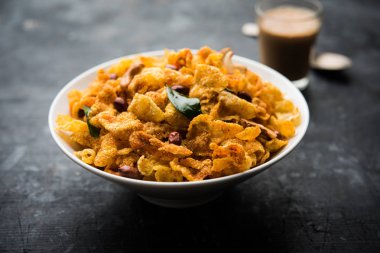 Cornflake Chivda / Mısır Chiwda fıstık ve Kaju ile yüklü. Bir kasede servis edilir. seçici odaklama