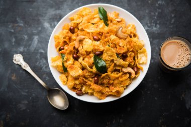 Cornflake Chivda / Mısır Chiwda fıstık ve Kaju ile yüklü. Bir kasede servis edilir. seçici odaklama